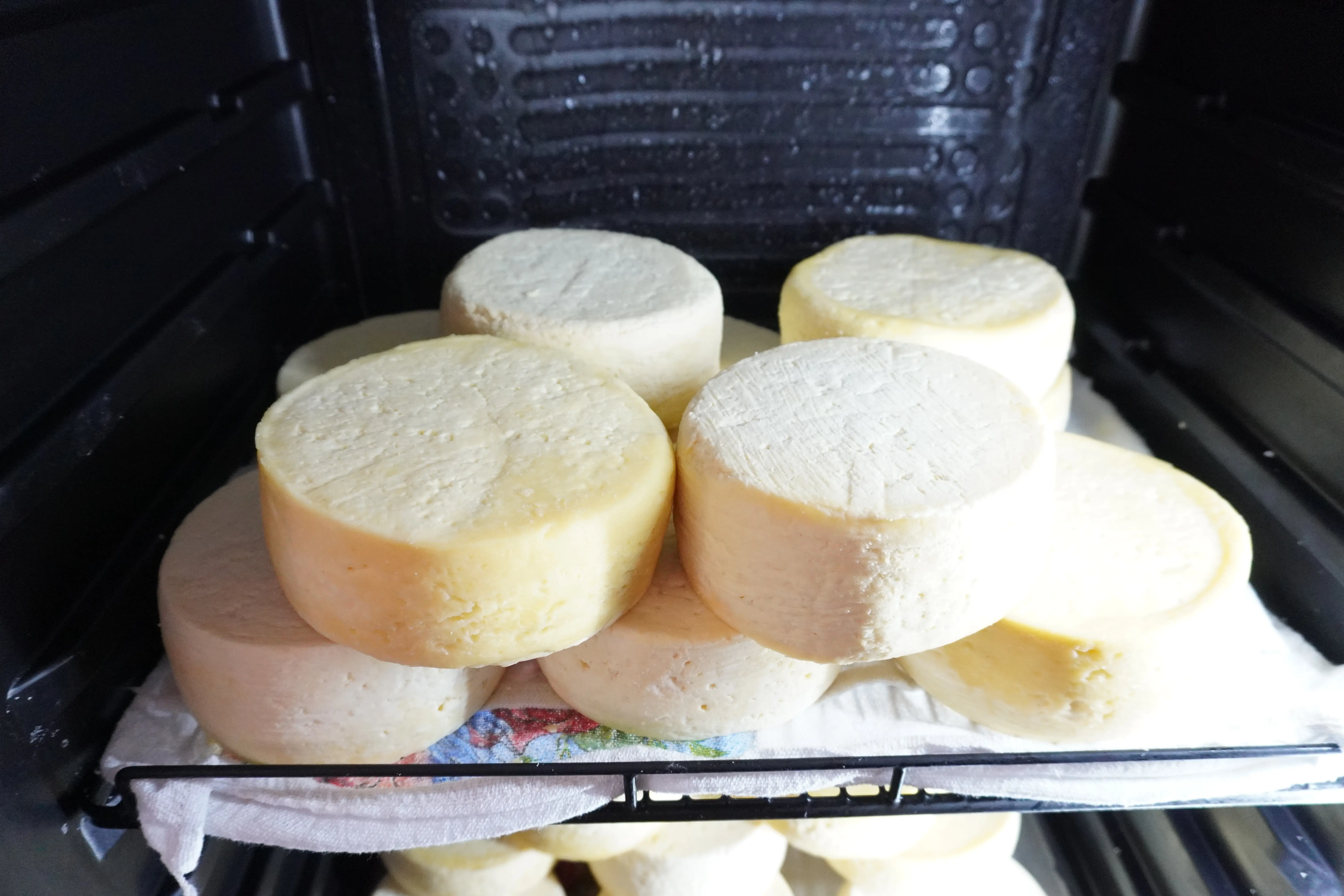 Queijo artesanal inteiro