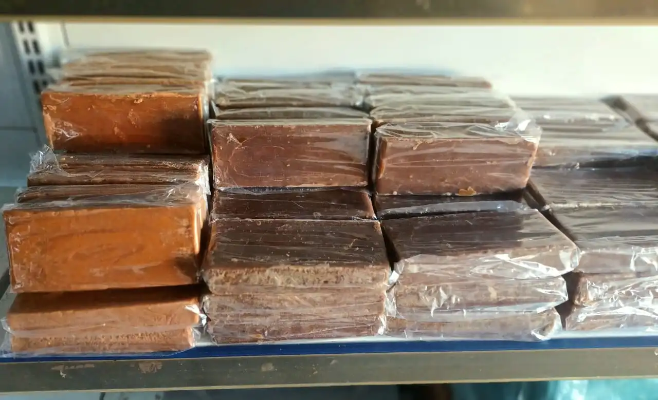 Rapadura artesanal feita com cana-de-açúcar pura